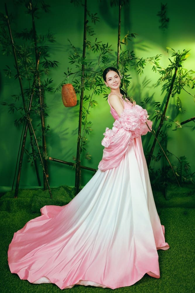 Với những thiết kế áo dài cách tân do NTK Thạch Linh đặc biệt chuẩn bị, tạo hình mới của Lương Nguyệt Anh gây ấn tượng bởi phong cách hiện đại pha trộn truyền thống, làm nổi bật một tinh thần mạnh mẽ phía sau vẻ ngoài quyến rũ, xinh đẹp.