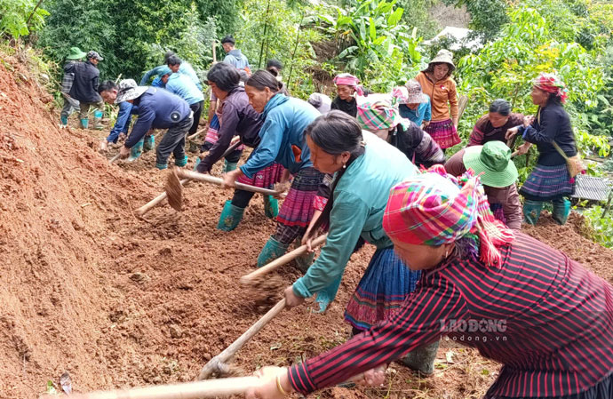 People in Lao Chai commune, Lao Cai province overcome the consequences after floods and landslides. Photo: Bao Nguyen