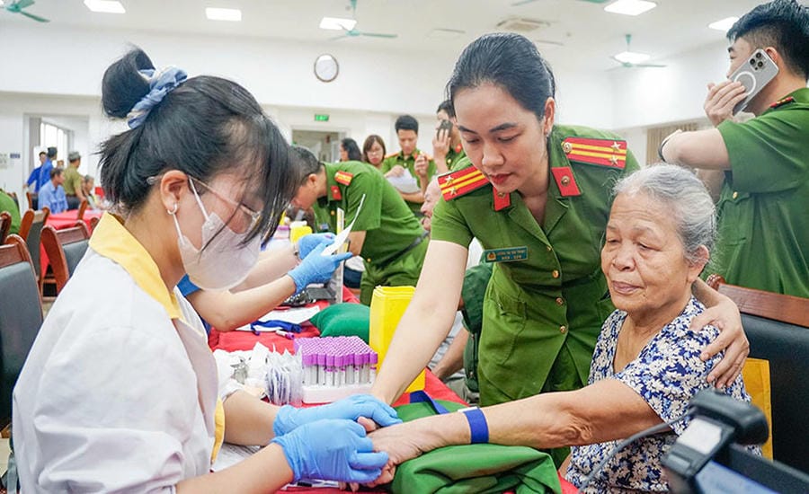 Relatives of the martyr have not yet identified information, taking DNA samples for search work. Photo: Viet Anh