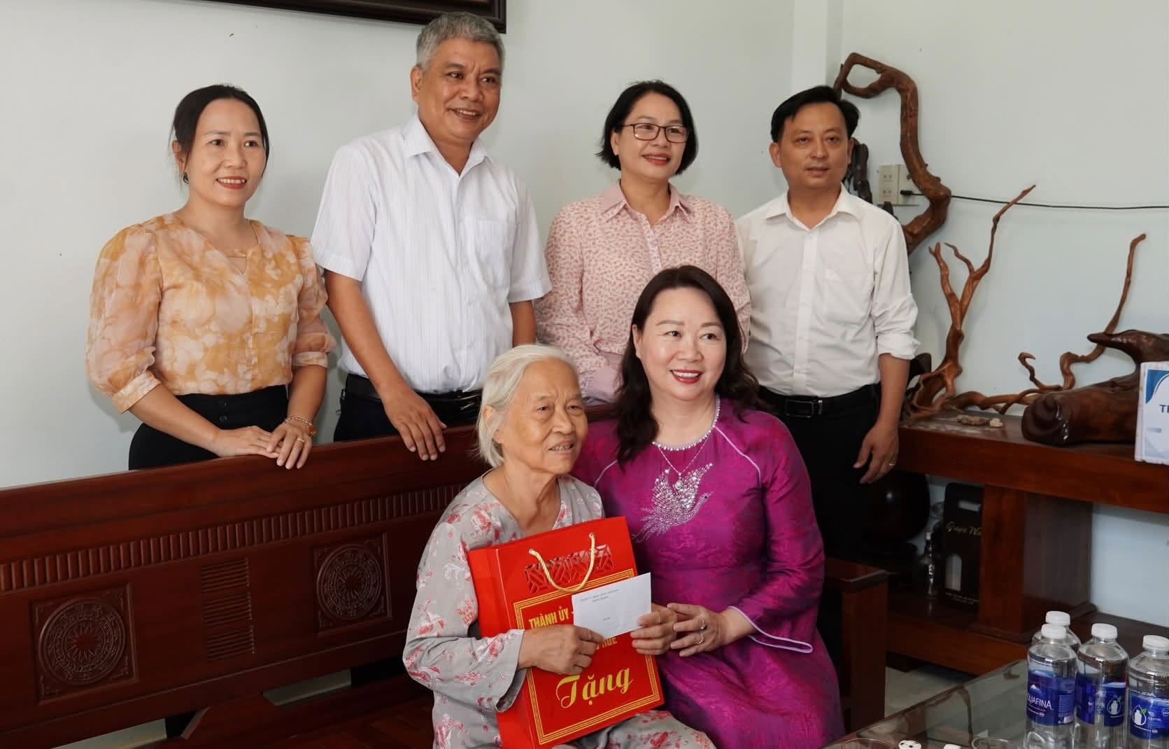 Ms. Nguyen Thi Ai Van inquired about the health and life of Vietnamese Heroic Mother Nguyen Thi Thanh Xuan during her visit to families of people with meritorious services. Photo: Provided by the Vietnam Fatherland Front Committee of Hue City.
