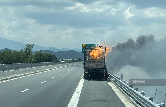 Image d'un camion transportant du carton qui prend feu sur l'autoroute, brûlant toutes les marchandises. Photo: Hữu Long