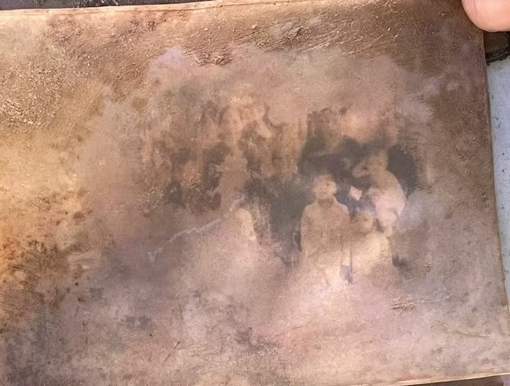 Family photo discovered in the tomb of an unidentified martyr at Duc Hoa Martyrs' Cemetery (Tay Ninh). Photo: Tay Ninh Military Command