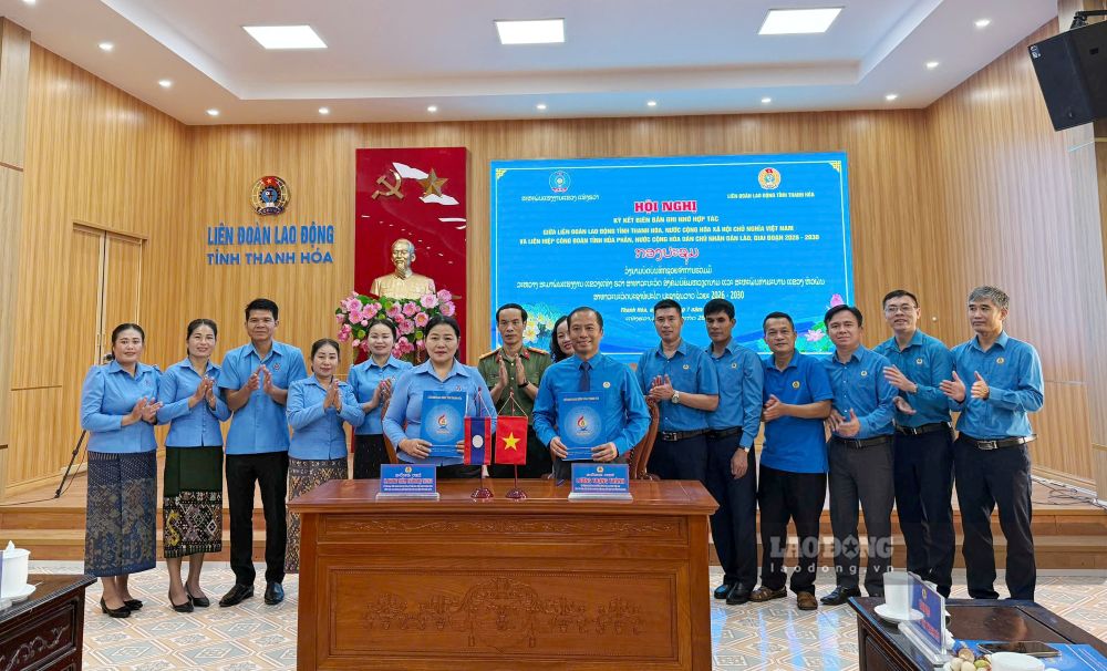 Thanh Hoa Provincial Labor Federation is signing a memorandum of understanding on cooperation for the period 2026-2030 with the Hua Phan Provincial Trade Union Federation (Laos). Photo: Quach Du