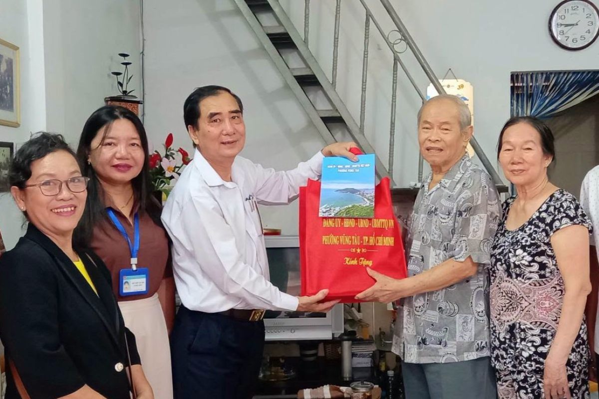 Vung Tau Ward VFF Committee visits and expresses gratitude to policy families and people with meritorious services. Photo: Vung Tau Ward VFF provided