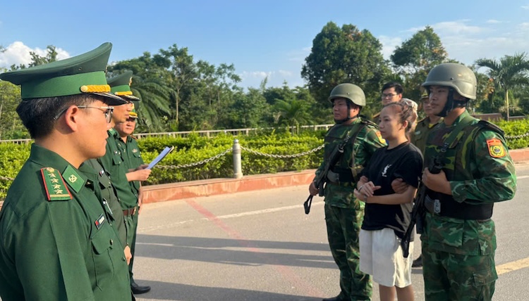 After being arrested, subject Le Tho Cam Cat (black shirt) was handed over by Lao functional agencies to Lao Bao International Border Gate Border Guard Station. Photo: Quang Tri Border Guard