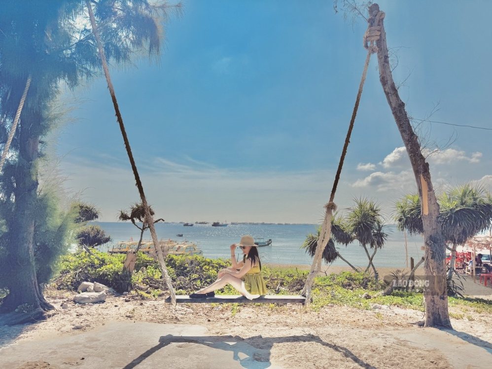 Du khách chụp ảnh ở Hòn Tranh.
