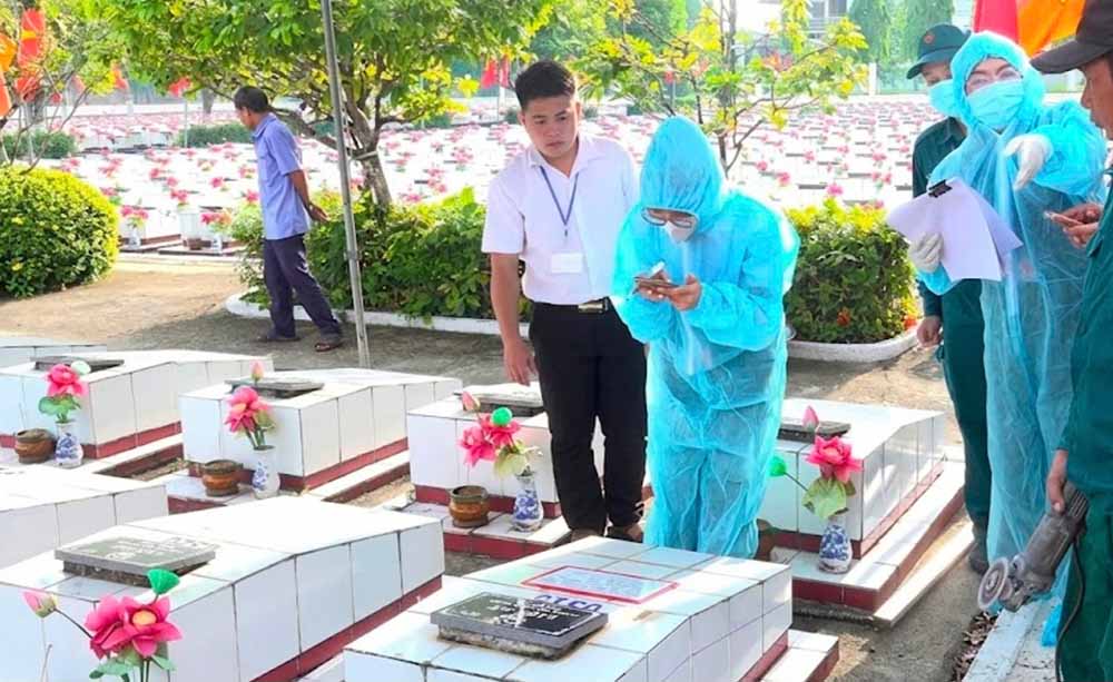Les forces fonctionnelles prélèvent des échantillons de restes de martyrs pour les besoins de l'expertise ADN dans les cimetières de la province de Tây Ninh. Photo: BCHQS Tây Ninh