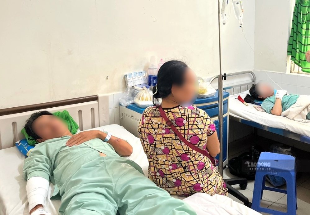 Two victims in the passenger car fire in Dong Nai are being treated at Thong Nhat General Hospital in Dong Nai. Photo: HAC