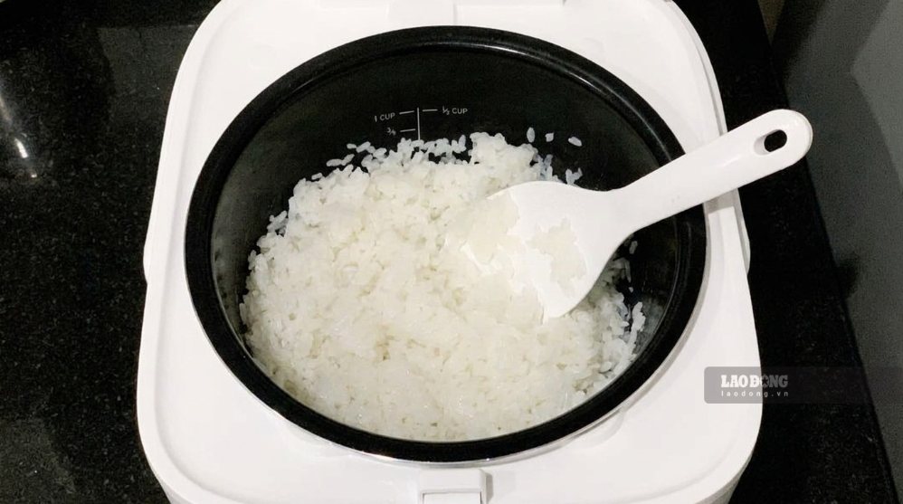 밥을 항상 맛있고 영양가 있게 유지하는 데 도움이 되는 몇 가지 간단한 비법을 적용해 보세요. 사진: 뚜언 닷