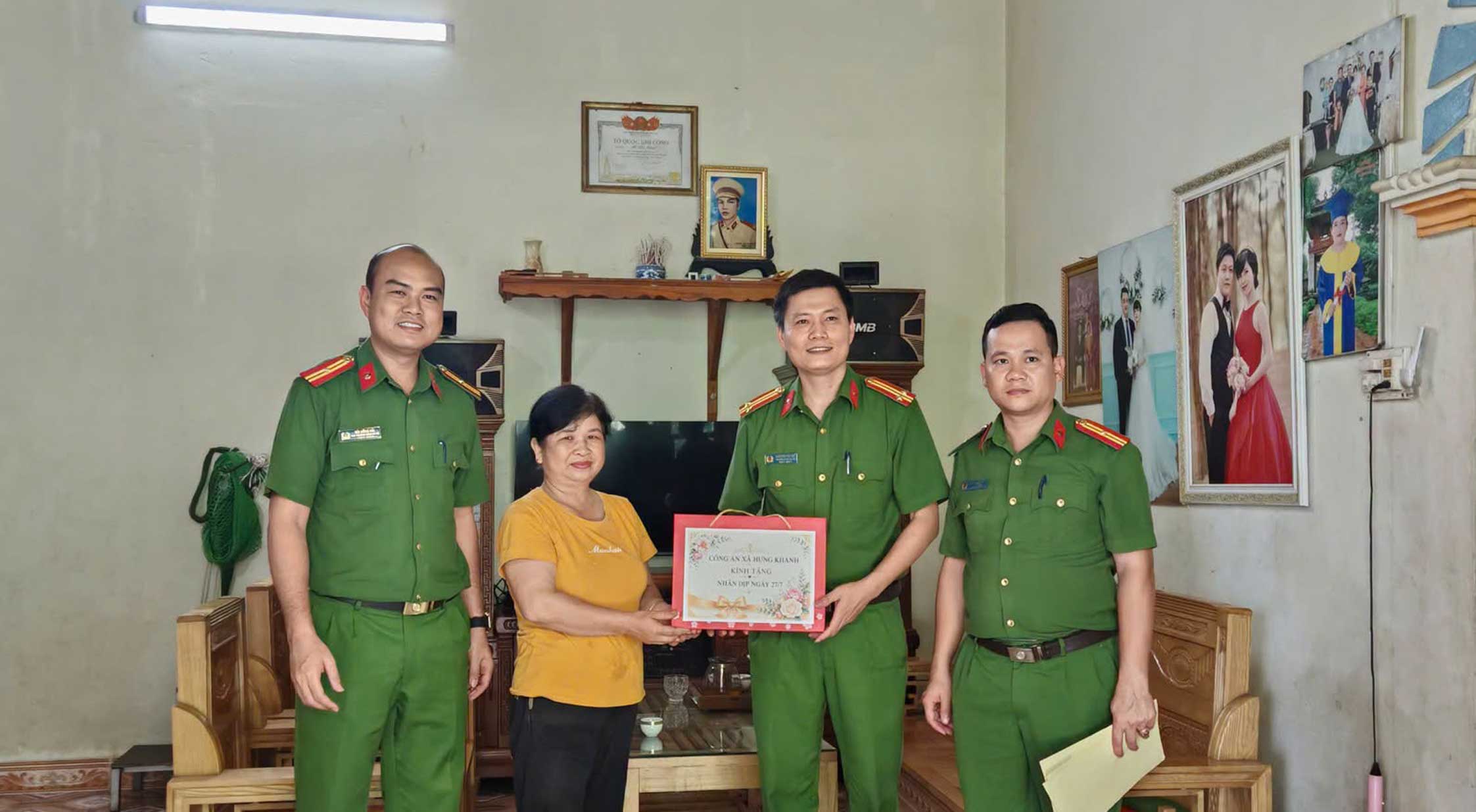 Commune police visit and give gifts to families worshiping martyrs. Photo: Hung Khanh Commune Police
