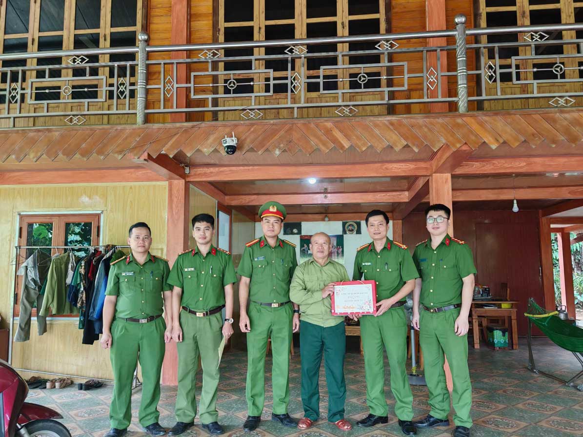 Công an xã trao quà tri ân thương binh, bệnh binh trên địa bàn. Ảnh: Công an xã Hưng Khánh