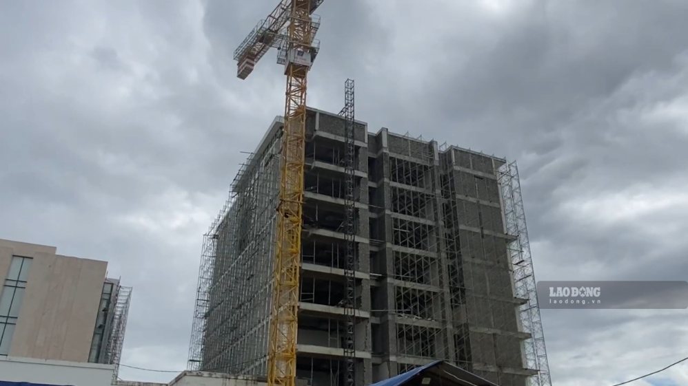Khối nhà các sở ban ngành cạnh trụ sở UBND tỉnh cũng ngừng thi công kéo dài. Ảnh Thanh Tuấn