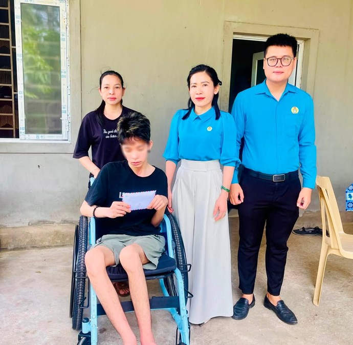 Công đoàn phường Thái Hòa trao hỗ trợ đoàn viên có hoàn cảnh khó khăn. Ảnh: Công đoàn Nghệ An