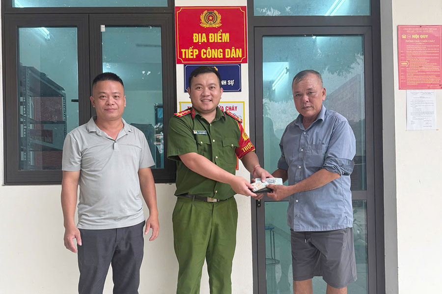 La police de la commune de Bình Xa restitue des biens aux habitants qui les ont perdus dans le village 5 de Minh Tiến. Photo: Portail d'information électronique de la police provinciale de Tuyên Quang