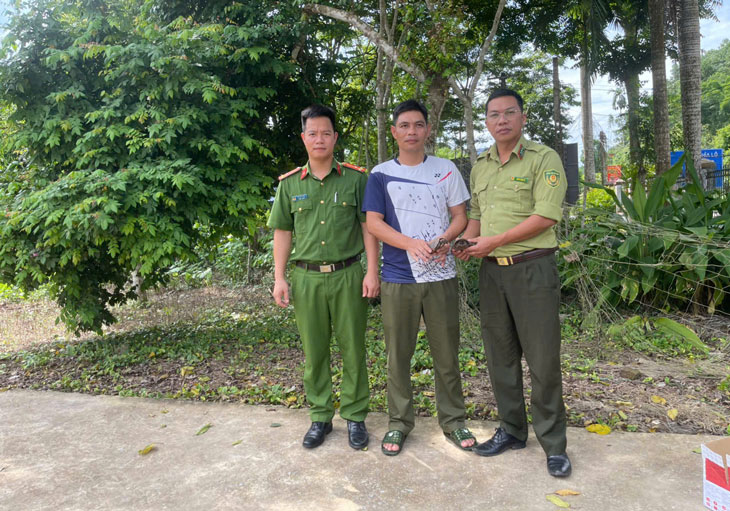 Ông Hùng bàn giao 2 cá thể  rùa cho lực lượng chức năng. Ảnh: CA Lào Cai