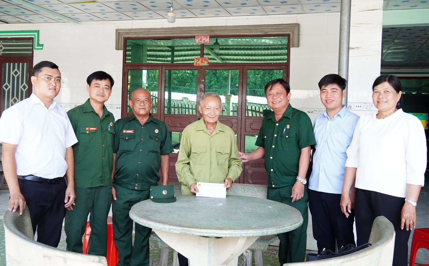 Tan Hiep Ward Veterans Association visits and gives gifts to encourage members in difficult circumstances. Photo: Tan Hiep Ward People's Committee