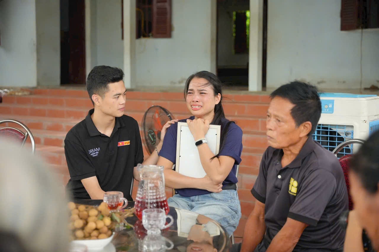 Restoring martyrs' photos connects meetings after decades of separation. Photo: Provided by Skyline martyrs' photo restoration team