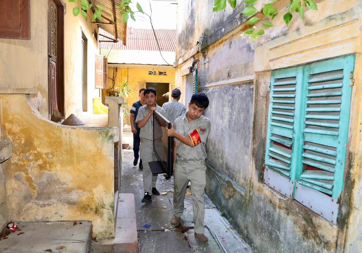 Ngo Quyen Ward People's Committee organizes forced recovery of houses that are public assets not used for residential purposes for 2 businesses. Photo: Hai Phong e-Portal