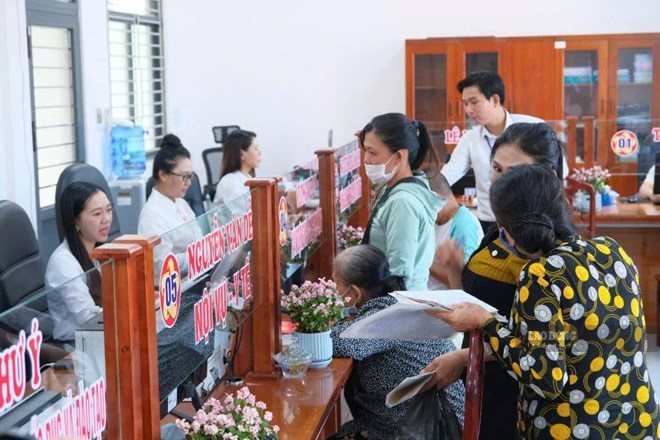 The Ministry of Home Affairs has responded to readers' recommendations on a more appropriate salary policy so that commune-level cadres and civil servants can feel secure in their work. Photo: Phong Linh