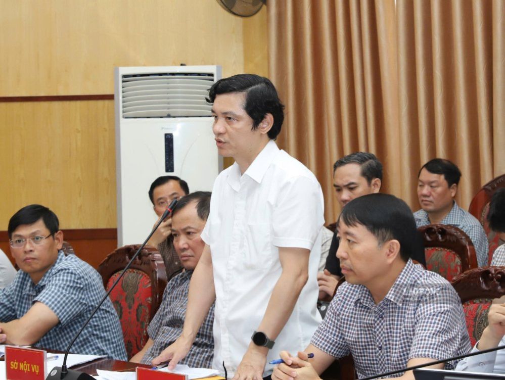 Ông Hoàng Ngọc Trung - Phó Giám đốc Sở Nội vụ tỉnh Thanh Hóa trả lời tại họp báo. Ảnh: Xuân Hùng