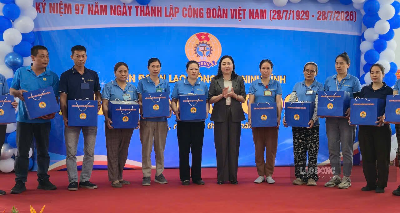 Bà Đinh Thị Lụa - Phó Bí thư Tỉnh ủy, Chủ tịch Ủy ban MTTQ Việt Nam tỉnh Ninh Bình trao quà cho đoàn viên, CNLĐ có hoàn cảnh khó khăn. Ảnh: Nguyễn Trường