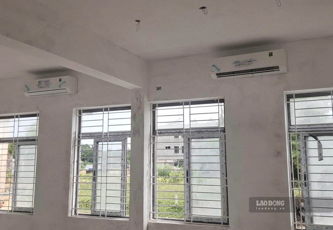Điều hòa đang lắp trong dãy phòng học 2 tầng. Ảnh: Trần Tuấn