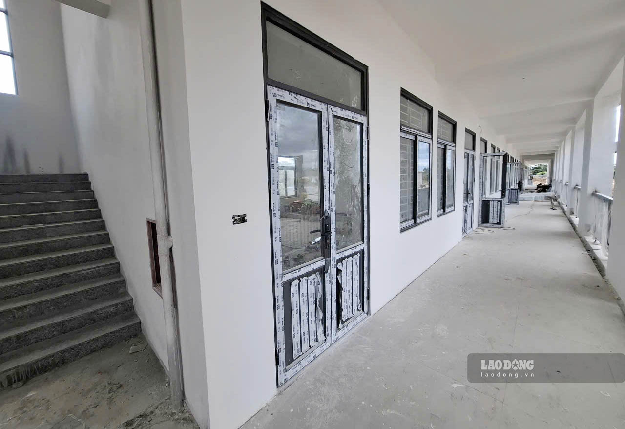 Đã lắp cửa tại khối dãy phòng học 2 tầng. Ảnh: Trần Tuấn