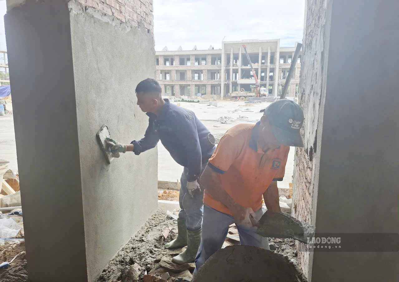 Nhóm thợ đang da trát ở dãy nhà 3 tầng. Ảnh: Trần Tuấn