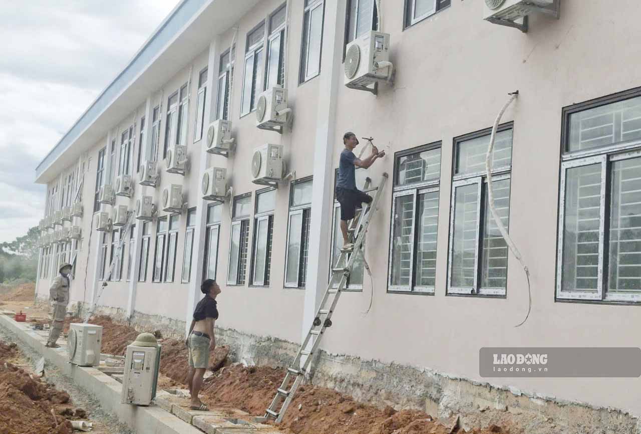 Nhóm thợ đang lắp điều hòa. Ảnh: Trần Tuấn
