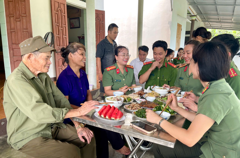 Warm meal to show gratitude to soldiers who have gone through the war. Photo: CA Lao Cai