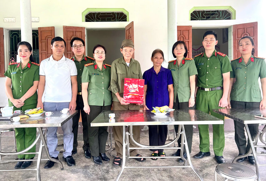 Tặng quà cựu chiến binh Trương Văn Thịnh.