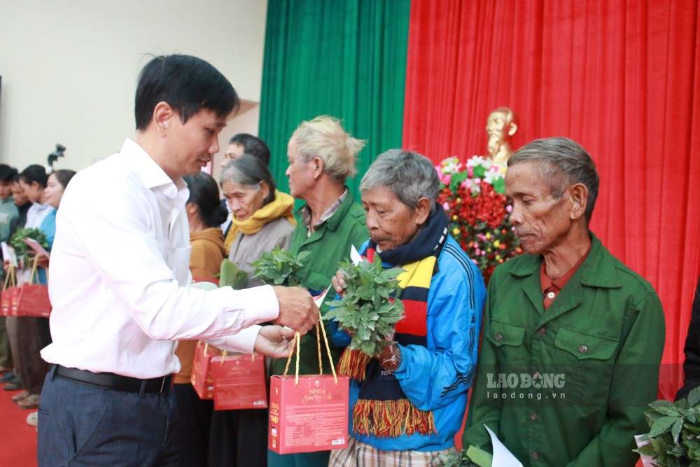 Giving Ngoc Linh ginseng seeds and Ngoc Linh ginseng bird's nest drink to policy households, people with meritorious services to the revolution... in Quang Ngai. Photo: Vien Nguyen