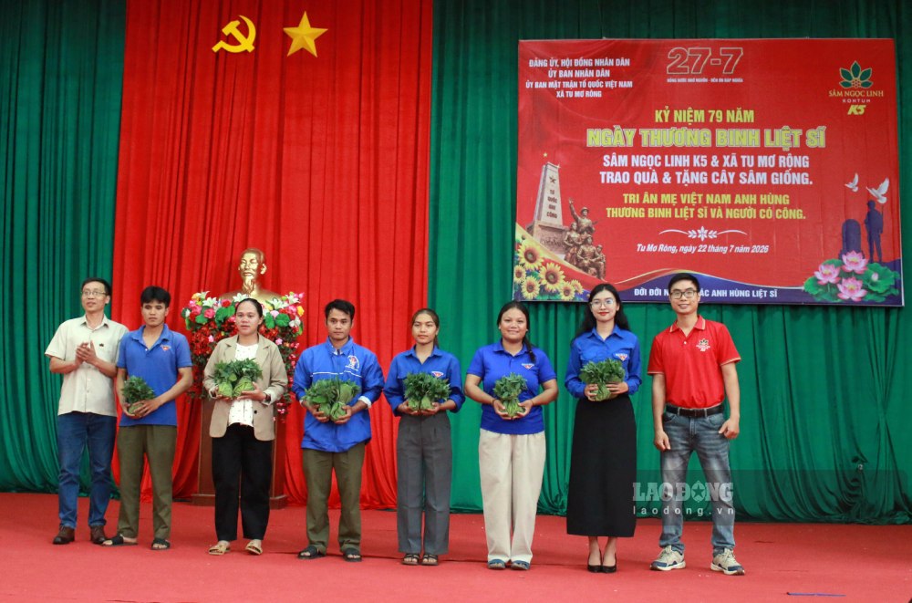 Đoàn viên xuất sắc được tặng cây giống sâm Ngọc Linh. Ảnh: Viên Nguyễn