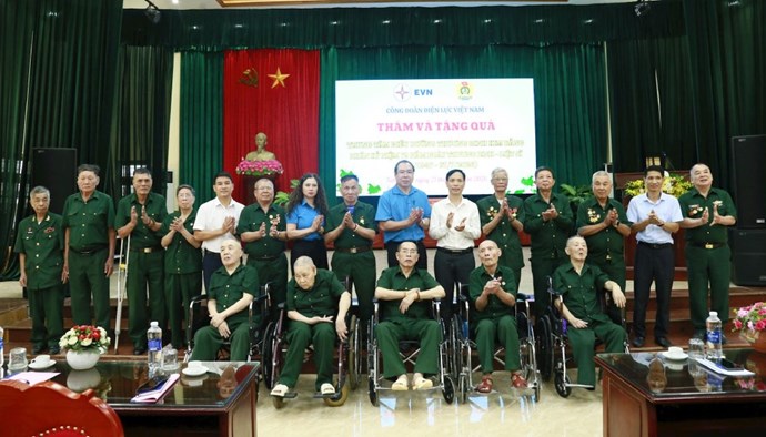 Đồng chí Đỗ Đức Hùng, Chủ tịch Công đoàn Điện lực Việt Nam (thứ 7 từ phải sang) và đoàn công tác thăm hỏi tại Trung tâm Điều dưỡng Thương binh Kim Bảng, tỉnh Ninh Bình. Ảnh: Đắc Cường / Công đoàn Điện lực Việt Nam
