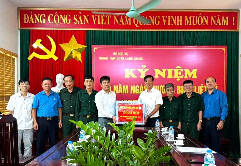 Phó Chủ tịch Công đoàn Điện lực Việt Nam Uông Quang Huy (thứ 4 từ phải sang) và đoàn công tác trao quà tại Trung tâm Điều dưỡng Thương binh Lạng Giang, tỉnh Bắc Ninh. Ảnh: Công đoàn Điện lực Việt Nam