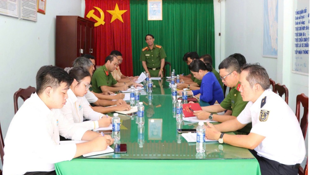 Delegates attending the meeting comprehensively learned from the rescue and relief work in the waterway traffic accident caused by a passenger canoe sinking in Phu Quoc special zone. Photo: Tien Dung/ An Giang Police