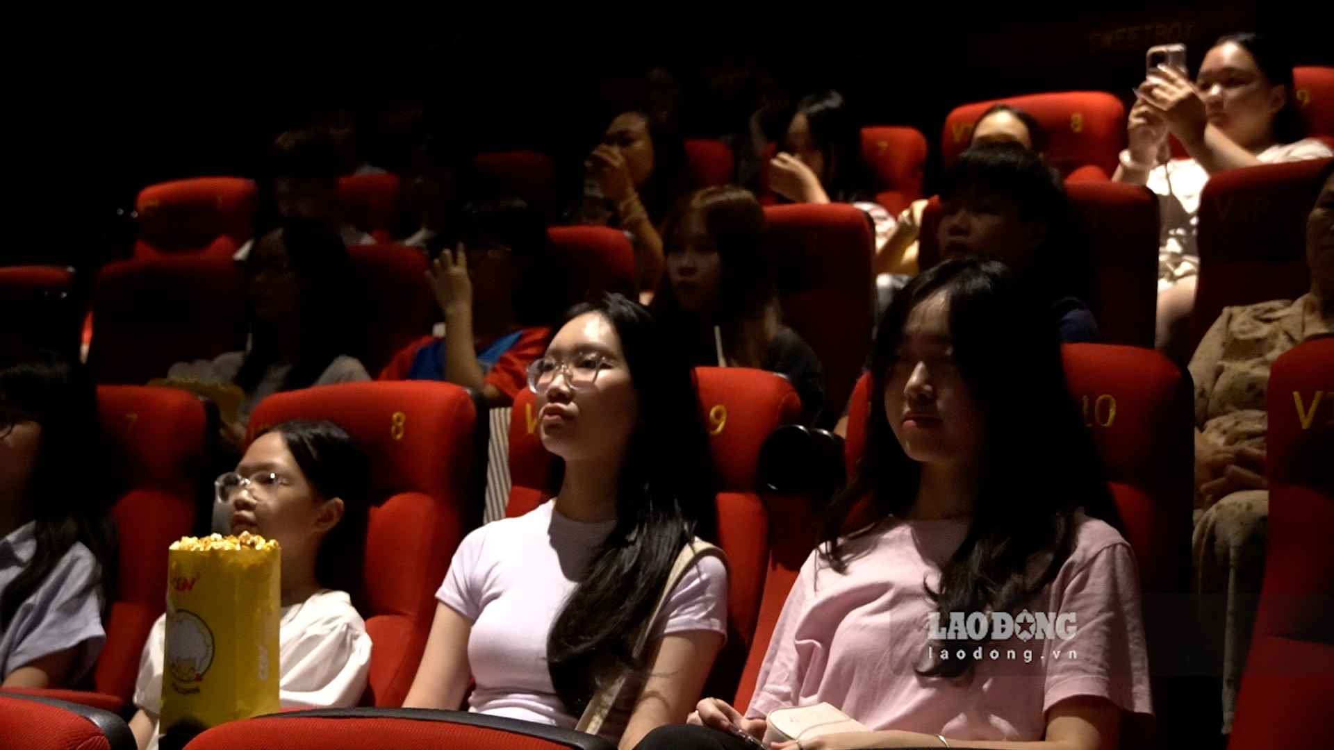 Hanoi audiences come to theaters to watch free movies to celebrate War Invalids and Martyrs' Day. Photo: An Phuong