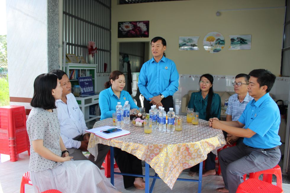 Phó Chủ tịch LĐLĐ tỉnh Cà Mau Huỳnh Văn Đậm phát biểu tại buổi lễ bàn giao Mái ấm Công đoàn cho nữ giáo viên có hoàn cảnh khó khăn. Ảnh: Thiệu Vũ/LĐLĐ tỉnh Cà Mau
