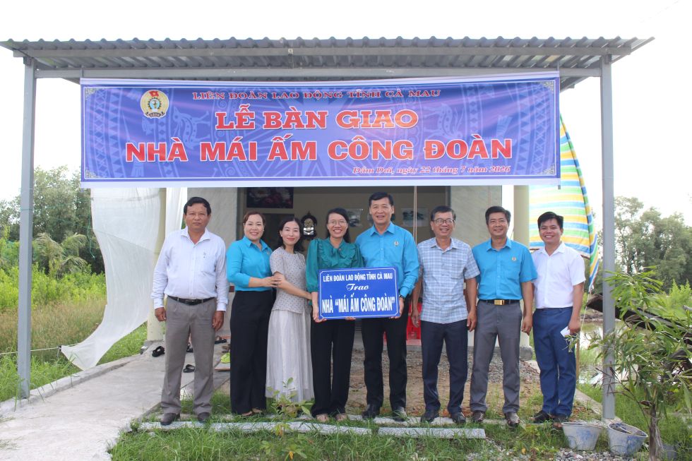 カマウ省労働組合連盟は、タイタインホア高校の教師であるグエン・ゴック・ニー組合員に労働組合の温かい家を引き渡す象徴的な看板を授与しました。写真:ティエウ・ヴー/カマウ省労働組合連盟
