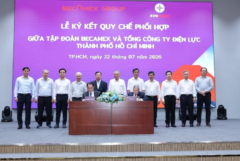 EVNHCMC General Director and Becamex Group General Director perform the signing ceremony of the Coordination Regulation in the presence of leaders of the two units. Photo: EVNHCMC provided