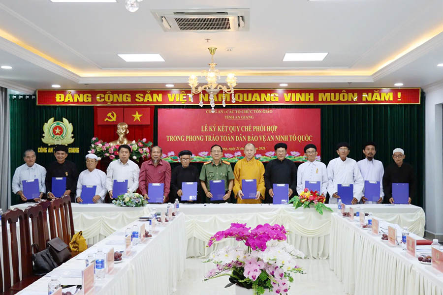 Đại biểu ký kết quy chế phối hợp và chụp ảnh lưu niệm.