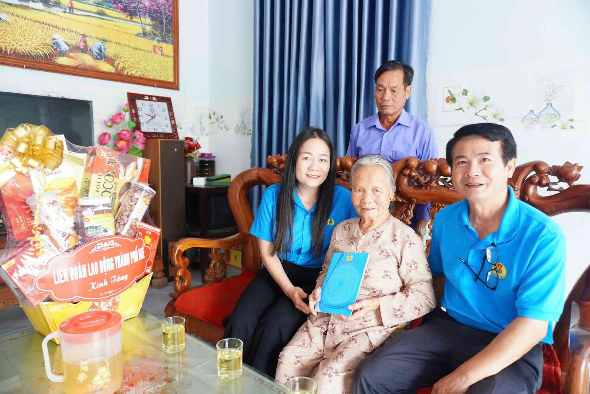 Hue Trade Union delegation expresses gratitude to Vietnamese Heroic Mothers and wounded soldiers on the occasion of July 27. Photo: Hue Trade Union provided.