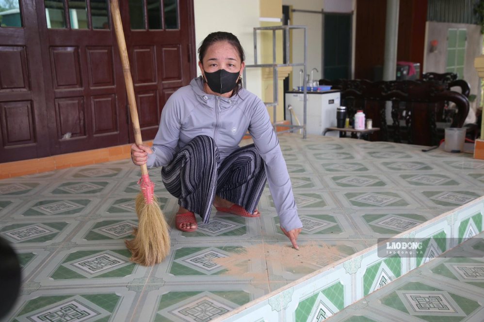 Bụi ở Dự án sân bay Quảng Trị cuộn từng đợt theo gió, người dân quét xong lại phủ cả lớp. Ảnh: Hưng Thơ