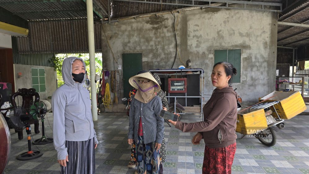Người dân ở thôn Nhĩ Hạ bức xúc khi đeo khẩu trang suốt ngày để tránh bụi. Ảnh: Hưng Thơ