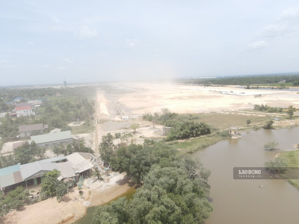 Dust in the Quang Tri airport project area overflows into the residential area, foggy. Photo: Hung Tho