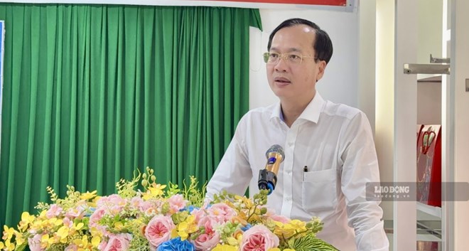 Chủ tịch UBND tỉnh Vĩnh Long Trần Trí Quang trao quà cho công nhân có hoàn cảnh khó khăn tại Khu công nghiệp Hòa Phú. Ảnh: Hoàng Lộc