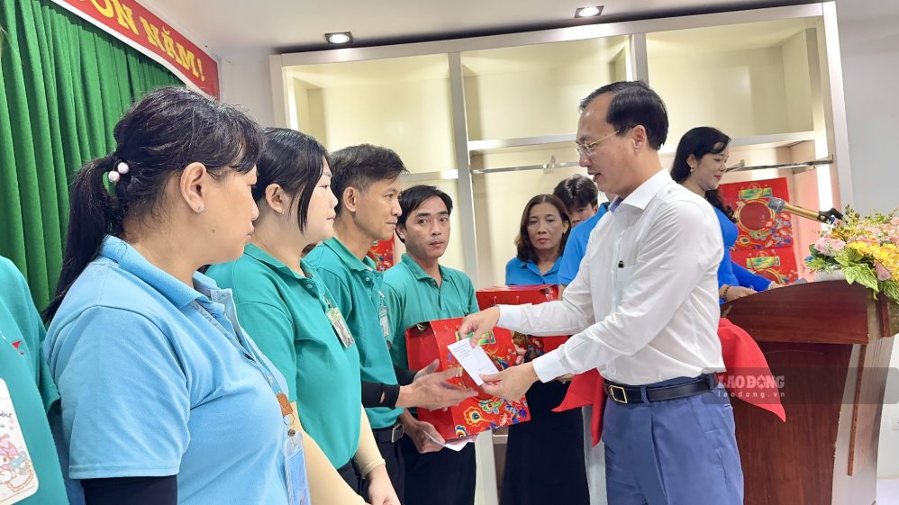 Chủ tịch UBND tỉnh Vĩnh Long Trần Trí Quang trao quà cho công nhân có hoàn cảnh khó khăn tại Khu công nghiệp Hòa Phú. Ảnh: Hoàng Lộc