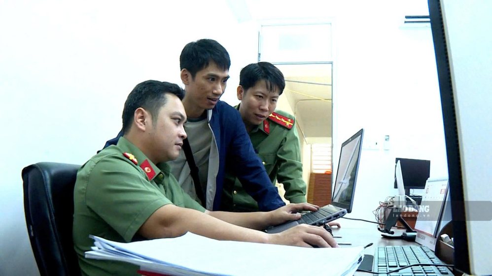 Công an tỉnh Khánh Hòa lần theo dấu vết tội phạm lừa đảo công nghệ cao trên không gian mạng. Ảnh: Phương Linh
