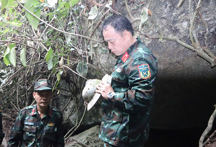 Mũ cối, di vật của liệt sĩ được tìm thấy tại Hang Đá Sập, xã Hà Nha, TP Đà Nẵng. Ảnh: Quang Cường (Bộ CHQS TP Đà Nẵng)