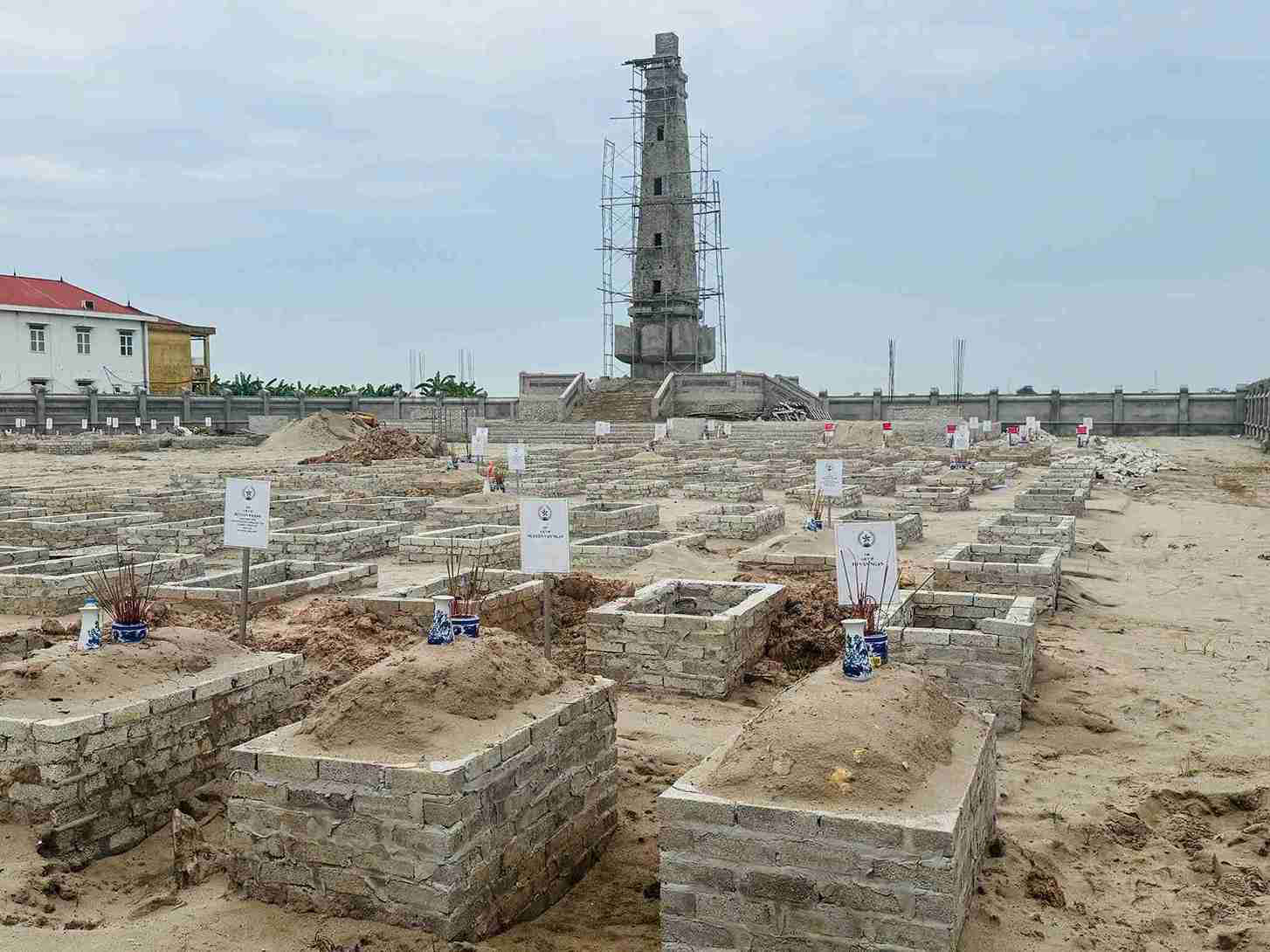 The construction of the Kien Quoc Martyrs' Cemetery (new) is being accelerated. Photo: Khuc Thua Du Commune